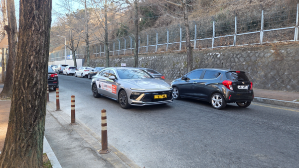 9일 오후 창원시 의창구 명서동 주택가의 한 이면도로 양쪽에 차량이 주차돼 있다. 차량 두 대가 서로 양보하며 좁은 이면도로를 지나고 있다. /안지산 기자