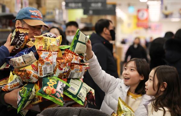 소비자들이 이마트 매장에서 과자 무한담기 행사를 참여하고 있다. /연합뉴스