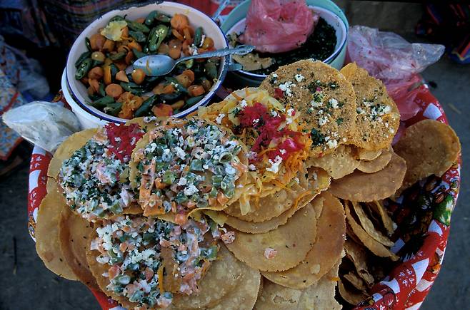 마야인의 후예들인 원주민들이 먹는 옥수수 요리의 음식들.