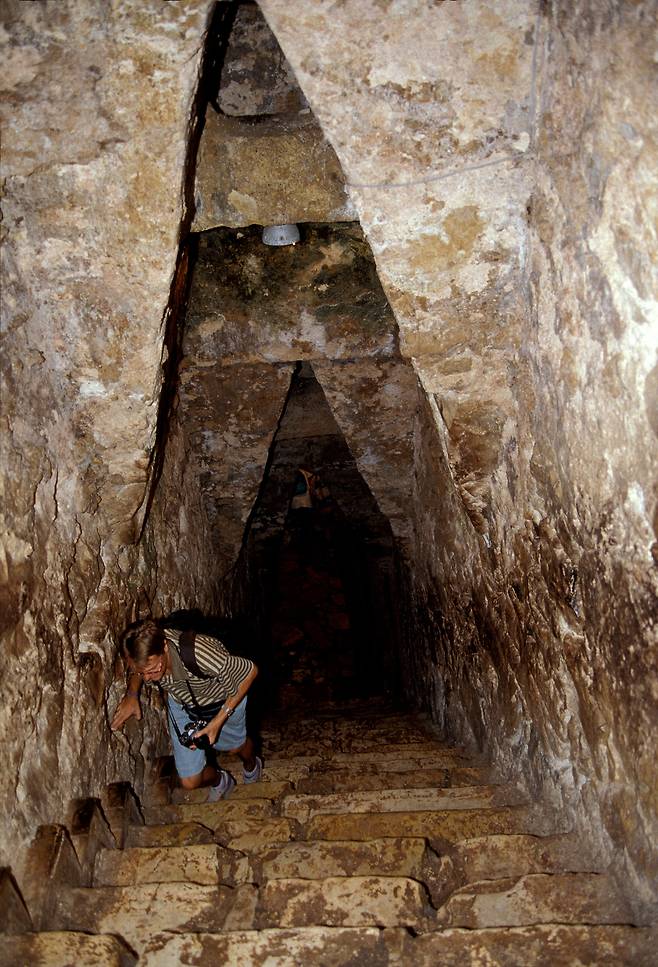 팔렌퀘 파칼왕의 무덤으로 내려가는 피라미드 속의 비밀 계단.