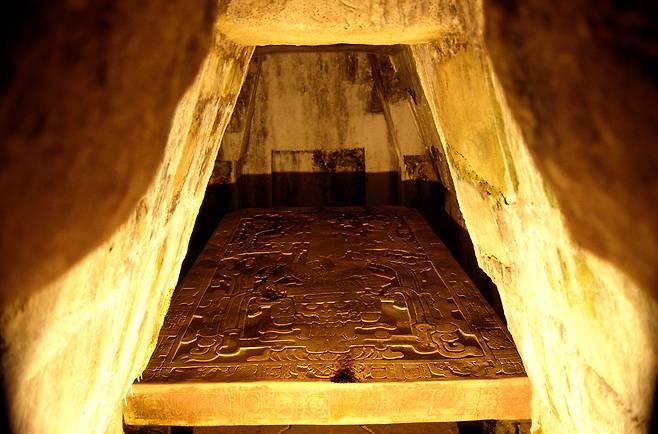 석판 뚜껑에는 식물 동물 마야문자 등이 빈틈없이 새겨져 있다.