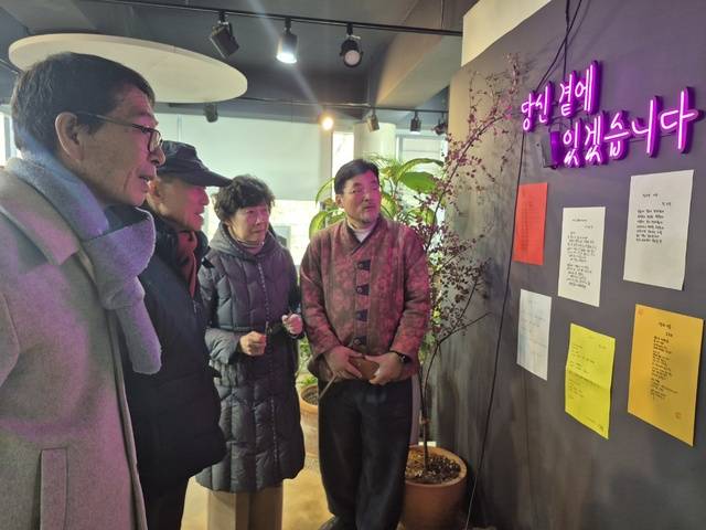 '육필시 사랑모임' 김상환 대표(사진 왼쪽 끝)과 정지홍 사무총장(사진 오른쪽 끝)이 전시장을 찾은 관람객들에게 작품 설명을 하고 있다. 송태섭기자