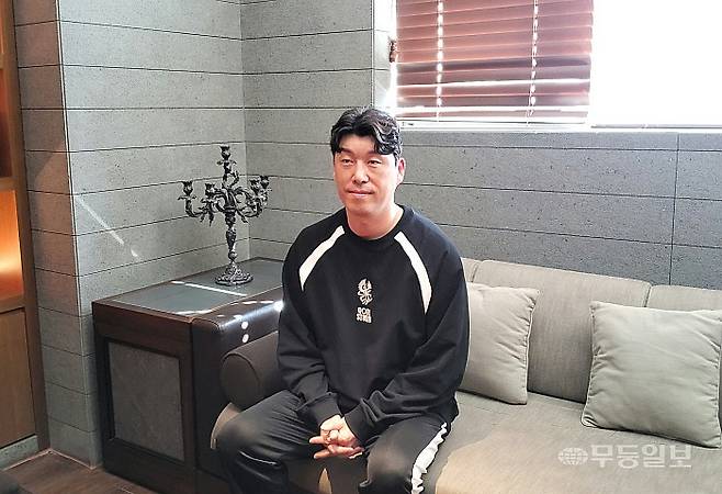 남해 스포츠파크에서 인터뷰 중인 이정규 감독.