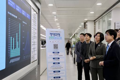 인태연 소상공인시장진흥공단 이사장(맨 오른쪽)이 9일 오전 9시부터 시작한 '소상공인 경영안정 바우처' 신청 접수 상황을 소진공 대전 본부에서 임직원들과 함께 살펴보고 있다. /소진공