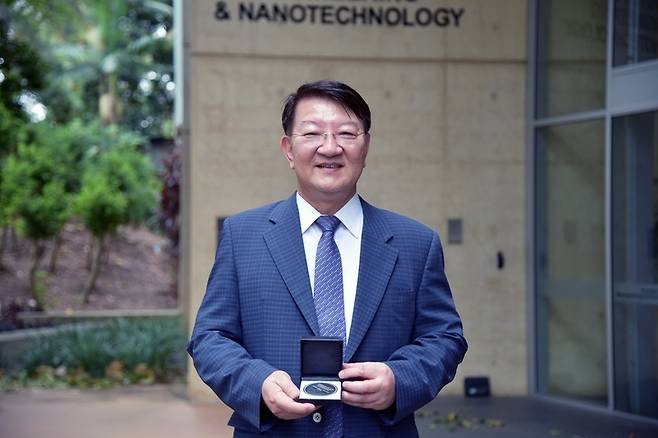 ▲KAIST 생명화학공학과 이상엽 특훈교수(연구부총장)가 호주 퀸즐랜드대에서 'AIBN 메달'을 수상하고 기념사진을 찍고 있다. 사진=KAIST