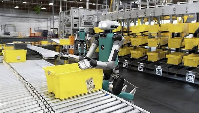 아마존은 현재 창고 네트워크에 10가지 종류의 로봇을 사용하고 있다고 밝히고 있다. (사진=어질리티로보틱스)