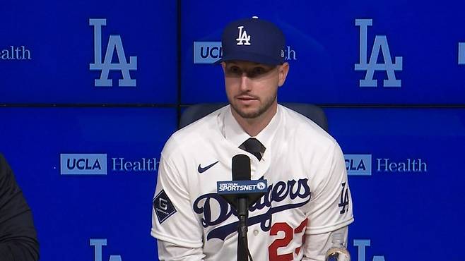 입단 회견 중인 카일 터커