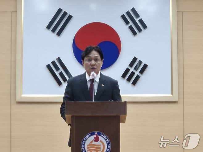 박용철 인천 강화군수가 9일 청사에서 색동원 관련 언론 브리핑을 진행하고 있다/뉴스1