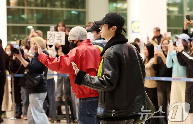 방탄소년단(BTS) 진과 뷔가 해외 일정을 마치고 9일 오후 인천국제공항을 통해 귀국하고 있다. BTS는 다음 달 20일 정규 5집 '아리랑'(ARIRANG)을 발표하고 다음 날인 21일 광화문광장에서 컴백 공연을 선보일 예정이다. 2026.2.9 ⓒ 뉴스1 박지혜 기자