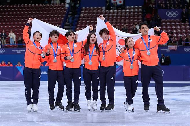 일본 피겨대표팀이 9일(한국시간) 이탈리아 밀라노 아이스스케이팅 아레나에서 열린 2026 밀라노·코르티나 동계올림픽 피겨 팀 이벤트에서 은메달을 따낸 후 기뻐하고 있다. 사진 | 밀라노=AP연합뉴스