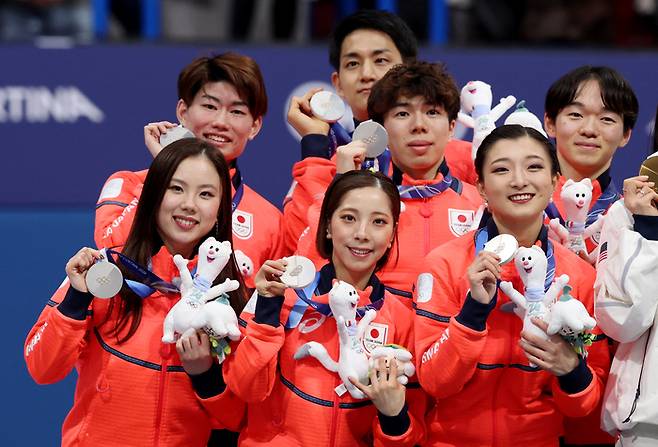 일본 피겨대표팀이 9일(한국시간) 이탈리아 밀라노 아이스스케이팅 아레나에서 열린 2026 밀라노·코르티나 동계올림픽 피겨 팀 이벤트에서 은메달을 따낸 후 기념촬영을 하고 있다. 사진 | 밀라노=로이터연합뉴스