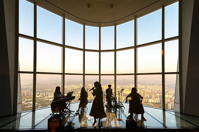 ◇지난해 설 연휴 서울스카이에서 공연을 진행하고 있는 그룹 라라 앙상블 공연 모습.