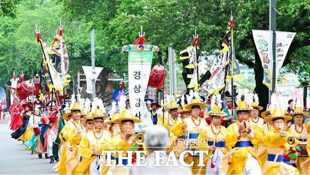 지난해 열린 성주참외&생명문화축제 행사 중 태봉안 행렬 재현 장면. /성주군