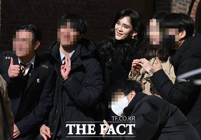 이부진 호텔신라 사장이 9일 오전 서울 강남구 휘문고등학교에서 열린 아들 임동현 군의 졸업식에 참석해 참석자들과 기념사진을 촬영하고 있다. /이새롬 기자