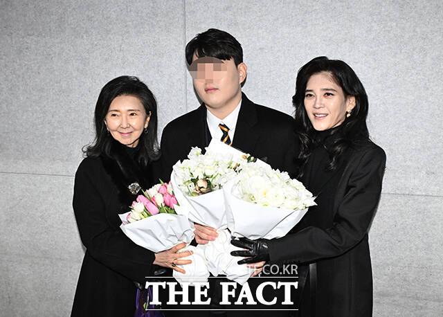 이부진 호텔신라 사장(오른쪽 첫 번째)과 이모할머니인 홍라영 전 리움미술관 총괄부관장(왼쪽 첫 번째)이 9일 오전 서울 강남구 휘문고등학교에서 열린 아들 임동현 군의 졸업식에 참석해 기념사진을 촬영하고 있다. /박헌우 기자