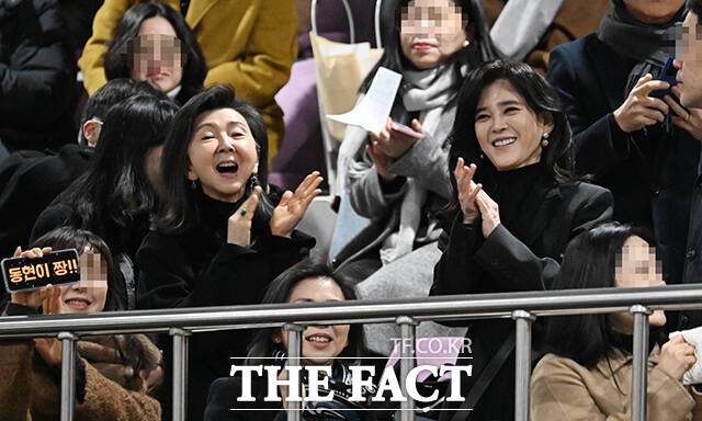 이부진 호텔신라 사장(오른쪽)이 9일 오전 서울 강남구 휘문고등학교에서 열린 아들 임동현 군의 졸업식에 참석해 이모인 홍라영 전 리움미술관 총괄부관장과 함께 아들의 공연을 성원하고 있다. /휘문고=박헌우 기자