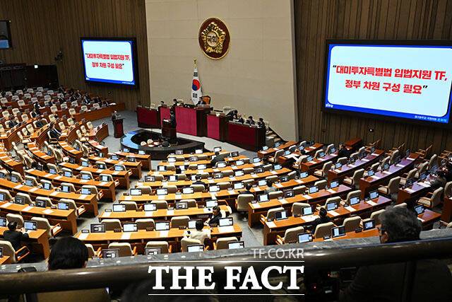 김민석 국무총리가 9일 오후 서울 여의도 국회에서 열린 정치·외교·통일·안보 분야에 관한 대정부 질문에서 윤후덕 더불어민주당 의원의 질의에 답하고 있다. /국회=남용희 기자