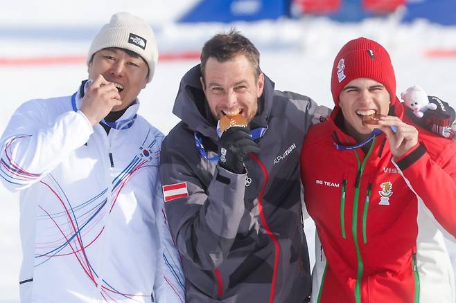 2월 8일 오후(현지시간) 이탈리아 리비뇨 스노우 파크에서 열린 2026 밀라노 코르티나 동계 올림픽 남자 평행대회전 시상식이 진행되고 있다. (왼쪽부터) 은메달 김상겸, 금메달 베냐민 가를(오스트리아), 동메달 테르벨 잠피로프(불가리아). 리비뇨=장련성 기자