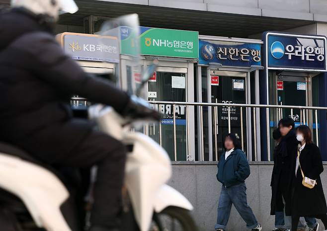 서울 시내에 설치된 은행 ATM기./연합뉴스