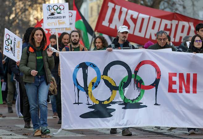 2월 7일 오후(현지시간) 이탈리아 밀라노에서  '지속 불가능한 올림픽 위원회'가 주최한 올림픽 반대 집회가 열렸다. / 밀라노=장련성 기자