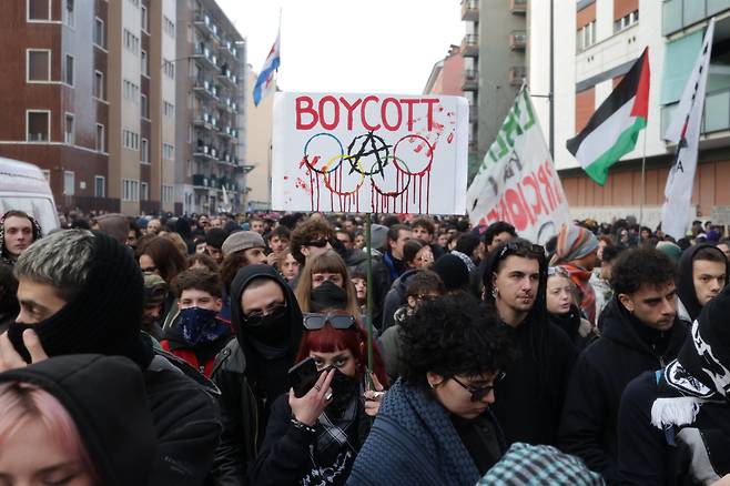 2월 7일 오후 (현지 시각) 이탈리아 밀라노에서  '지속 불가능한 올림픽 위원회'가 주최한 올림픽 반대 집회가 열려 참가자들이 도로를 행진하고 있다. /밀라노=장련성 기자
