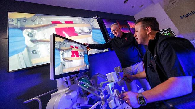 2024년 2월, 미국 네브래스카대 의대의 마이클 죤스트 교수가 지구에서 국제우주정거장의 로봇을 조작해 고무 밴드를 절단하는 모습. 버추얼 인시전은 이 로봇을 소장 절제 로봇으로 승인받았다./미국 네브라스카대