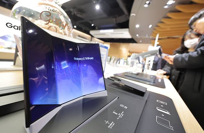 삼성전자의 두 번 접는 스마트폰 '갤럭시 Z 트라이폴드./연합뉴스