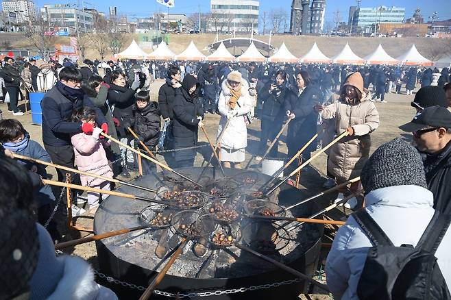 중부권을 대표하는 겨울 축제인 '제9회 겨울공주 군밤축제'와 '2026 대한민국 밤산업 박람회'가 지난 8일 공주시 금강신관공원 일원에서 5일간의 일정을 마치고 성황리에 막을 내렸다. 사진=공주시 제공