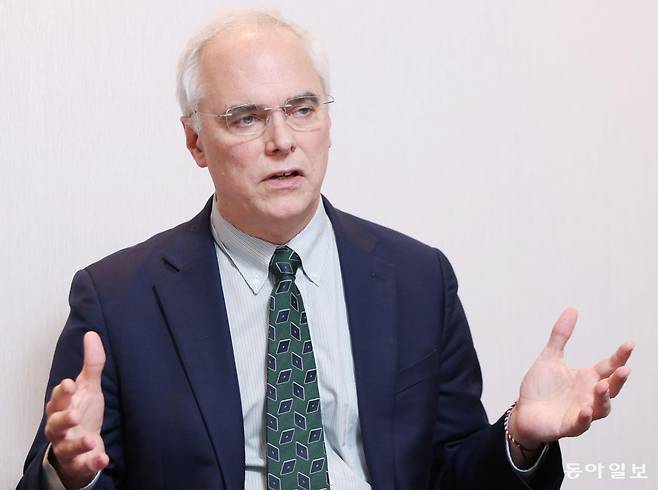 리처드 해칫 전염병대비혁신연합(CEPI) 회장이 6일 서울 용산구의 한 행사장에서 진행된 동아일보와의 인터뷰에서 인공지능(AI)을 활용한 백신 개발의 중요성을 설명하고 있다. 신원건 기자 laputa@donga.com