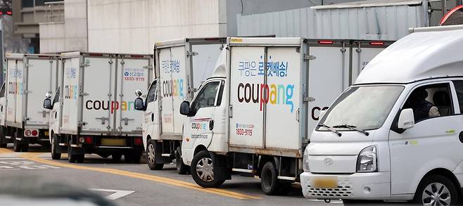 서울시내 한 쿠팡 물류센터에 배송트럭이 주차돼있다. 2025.12.28 / ⓒ 뉴스1