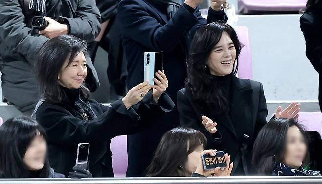 홍라영 전 삼성미술관 리움 총괄부관장(왼쪽)과 이부진 신라호텔 사징이 9일 서울 강남구 휘문고등학교에서 열린 임동현 군의 졸업식에 참석해 즐거운 시간을 보내고 있다. 2026.2.9/뉴스1