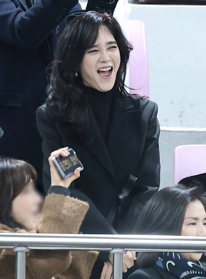 이부진 호텔신라 사장이 9일 서울 강남구 휘문고등학교에서 열린 아들 임동현군의 졸업식에 참석해 아들의 공연을 보며 환호하고 있다. 2026.2.9/뉴스1