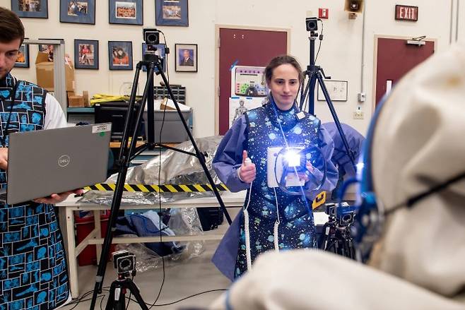 NASA 글렌 연구소의 연구원들이 레메디의 엑스레이 시스템으로 우주복을 촬영하는 모습. 레메디 제공