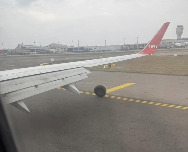 대만 공항 착륙 중 바퀴 빠진 티웨이항공 여객기. 독자 제공=대만 중시신문망