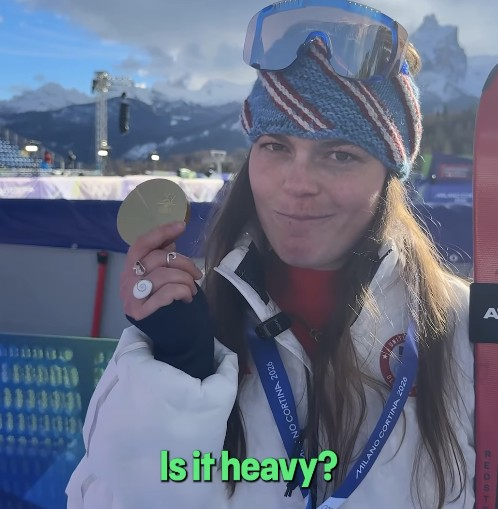 리본과 분리된 금메달을 보여주는 브리지 존슨. [브리지 존슨 인스타그램 캡처]