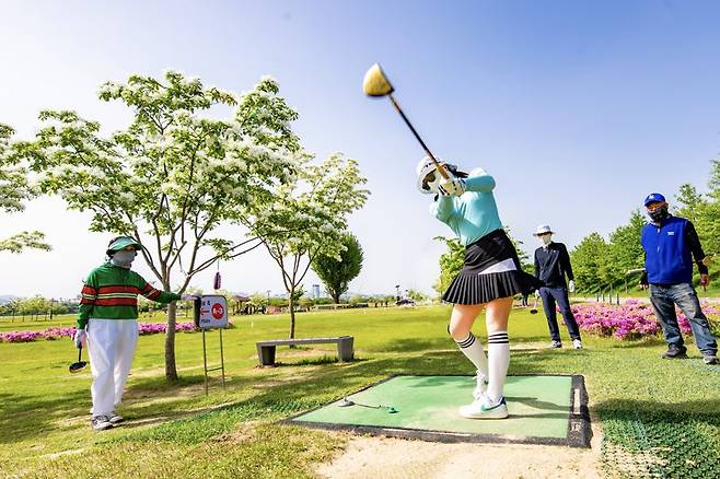 구미시가 전국 최다인 3개의 공인 파크골프장을 보유하는 등 대한민국 파크골프 중심도시로 거듭나고 있다. 구미시 제공