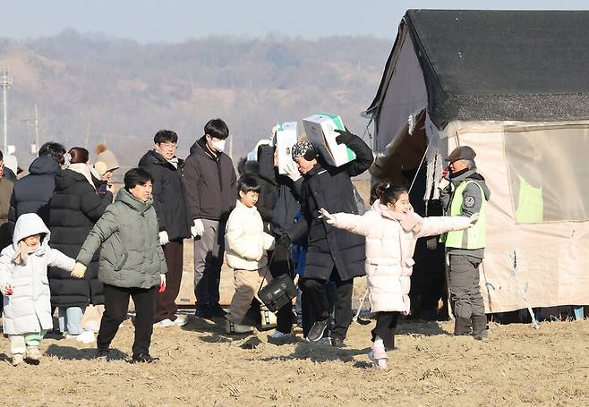 남지은(10)양이 지난 3일 오전 경기 파주시 장산리 독수리식당에서 먹이를 나눠 주러 가는 길에 날개짓을 따라하며 밝게 웃고 있다. 백소아 기자 thanks@hani.co.kr