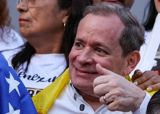 8일(현지시각) 베네수엘라 야권 정치인 후안 파블로 과니파가 석방된 뒤 미소를 지으며 엄지를 치켜들고 있다. 그러나 불과 몇시간 만에 그가 다시 납치·연행됐다는 주장이 나왔다. 로이터 연합뉴스