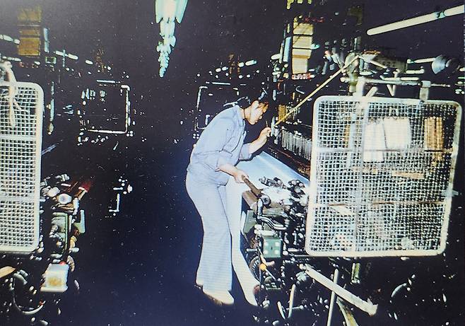 1970년대 원풍모방 작업장에서 노동자가 기계를 다루고 있다. 장남수 제공
