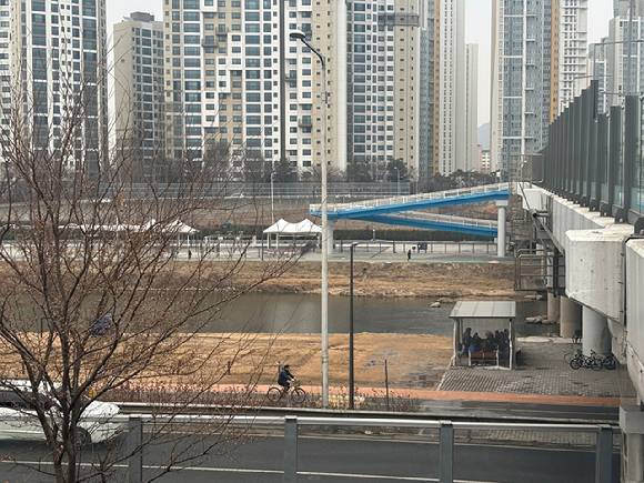 동부화물터미널 터에선 중랑천이 지척이다. [사진=김민지 기자]