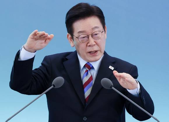 이재명 대통령이 지난 6일 창원 성산구 창원컨벤션센터에서 열린 '경남의 마음을 듣다' 타운홀미팅 간담회에서 발언하고 있다. [사진=연합뉴스]