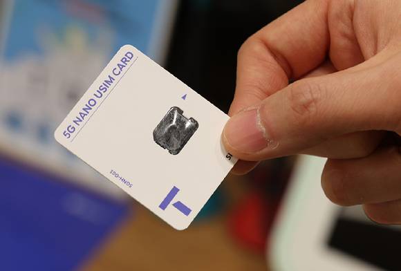 서울 한 SKT 대리점에서 한 직원이 사용한 유심 카드를 들어 보이고 있다. [사진=연합뉴스]