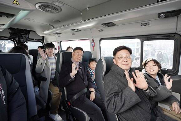 9일 ‘성남시 자율주행자동차 시승식’행사에 참여한 신상진 시장과 시민들이 시승에 앞서 기념 촬영을 하고 있다. [사진=성남시]