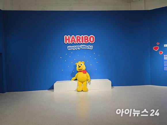 잘 가! 젤리 퍼레이드에 놓인 하리보 마스코트 '골드베어'. [사진=전다윗 기자]