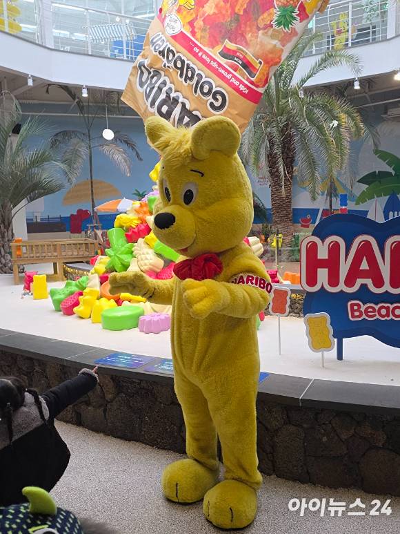 하리보 해피월드 인 제주 전시장에서 하리보의 마스코트 골드베어 분장을 한 전시회 관계자가 관람객들에게 인사를 하고 있다. [사진=전다윗 기자]