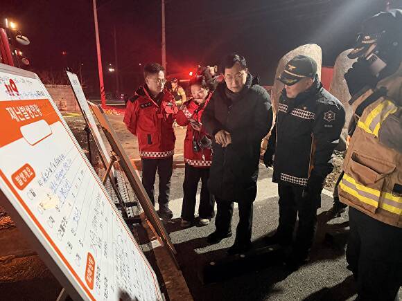주낙영 경주시장이 문무대왕면 입천리 산불 현장에서 관계기관과 함께 상황판을 점검하고 있다. [사진=경주시청]