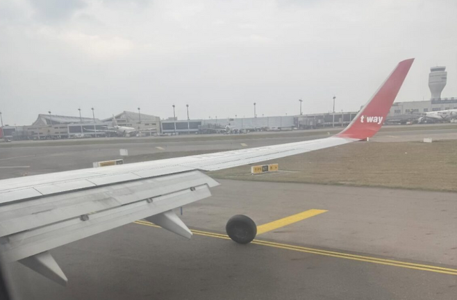 대만 타오위안 국제공항 활주로에 정지한 제주발 티웨이항공 여객기. 인근에 분리된 타이어가 놓여 있다. (온라인 커뮤니티 캡처)