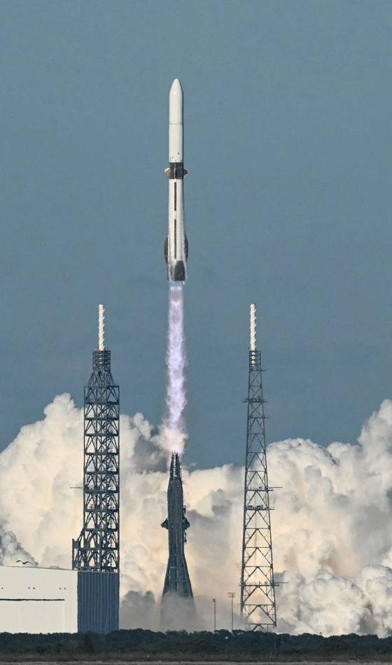 블루오리진의 대형 재사용 발사체 뉴글렌이 지난해 11월 미국 케이프 커내버럴 우주군 기지에서 발사됐다. 이날 발사에서 1단 회수에 처음으로 성공했다. [AFP=연합뉴스]