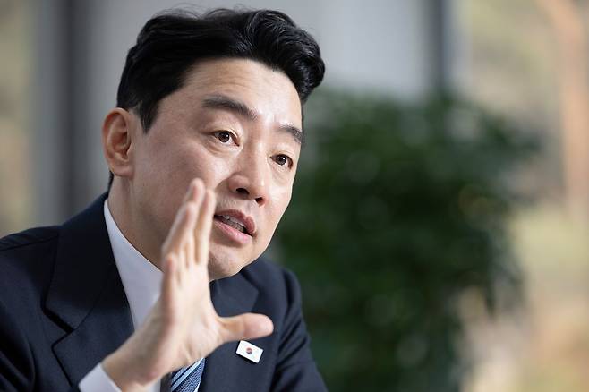 강훈식 대통령 비서실장이 6일 오후 청와대 여민관 비서실장 집무실에서 중앙일보와 인터뷰를 했다. 전민규 기자