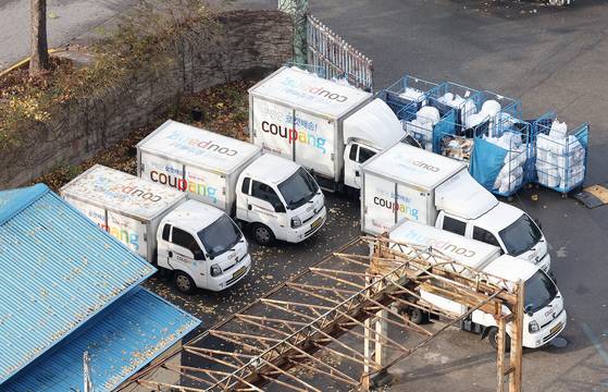 서울 시내의 한 쿠팡 물류센터에서 쿠팡 택배차량이 정차해 있다. 우상조 기자